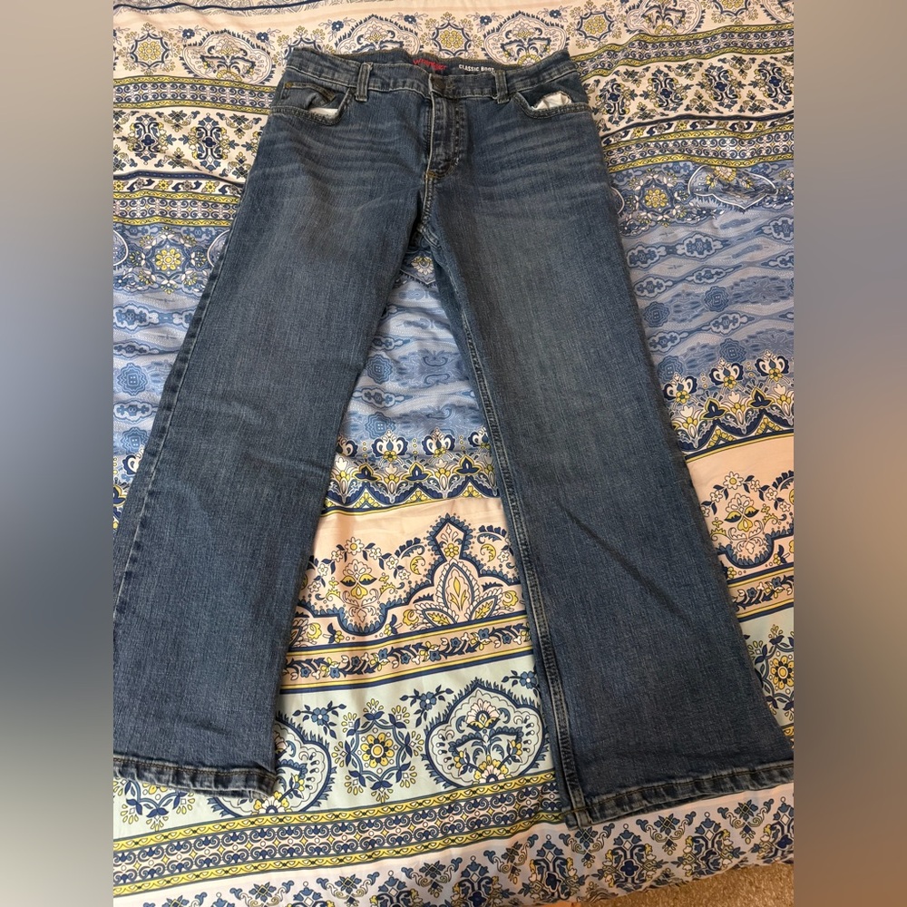 Men’s Wrangler 32 x 28 Classic Boot fit dark stone wash jeans new without tags.